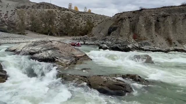 Прохождение порога Турбина, река Чуя осень 2020 смотреть онлайн