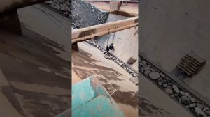 Строительство, разгрузка баржи