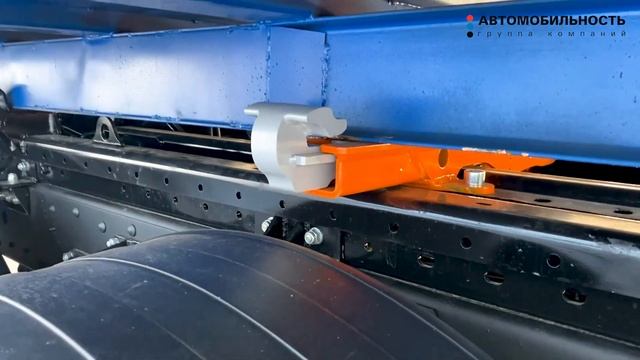 Бункеровоз с крюковым погрузчиком KROMANN ML16S на базе шасси КАМАЗ 65111