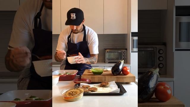 Aubergines Gratinées au Parmesan et Hummus de Noix de Pins Rôties смотреть онлайн