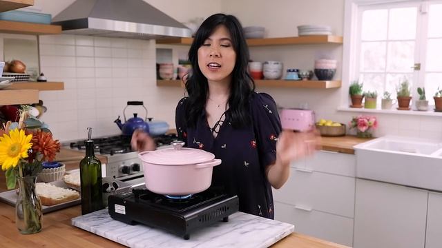 Extra Cheesy GARLIC BREAD and TOMATO SOUP for Fall! | HONEYSUCKLE смотреть онлайн