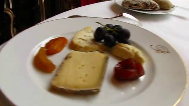 乾酪 - 法国餐馆 米其林三星餐 Assiette de fromage au restaurant Epicure - 3 étoiles michelin смотреть онлайн