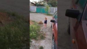 Курящая девочка, два года