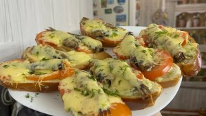 Бутерброды со шпротами в духовке. Очень простая и вкусная закуска на праздничный  Стол !