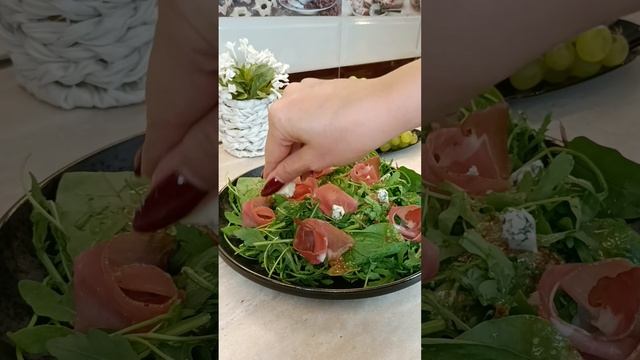 Салат с дыней, хамоном и сыром