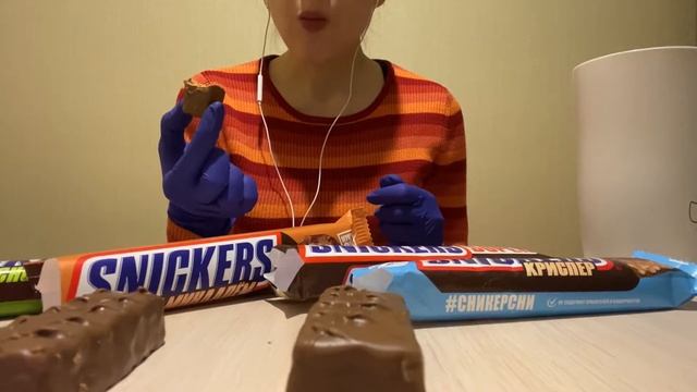 АСМР ИТИНГ 4 ВИДА СНИКЕРСОВ ASMR SNICKERS CHOCOLATE BARS PARTY EATING SOUNDS FIESTA DEL CHOCOLATE смотреть онлайн