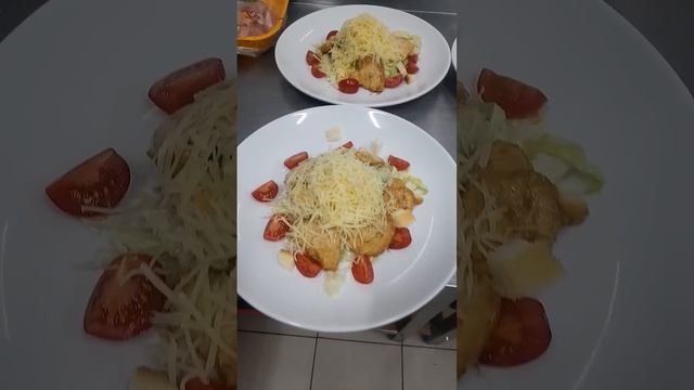 Салат Цезарь с курицей готов Ресторан КРИСТЭЛЬ Смоленск #restaurant #food #еда #cooking смотреть онлайн