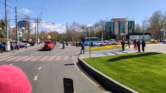 Автопробег в честь Дня Победы, 09.05.2021. Движение колонны по площади 10 Апреля смотреть онлайн