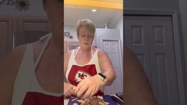 Salisbury Steak w mushroom gravy смотреть онлайн