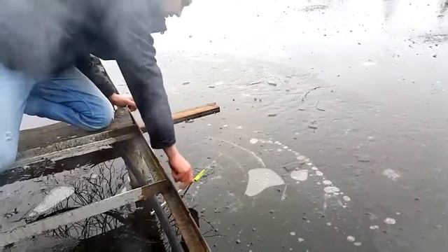 Прикол 2015 Запуск ОЧЕНЬ МОЧНЫХ петард под лед озе