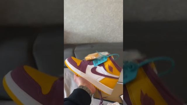 Яркие кроссовки Nike Air Jordan 1 High #poizon #кроссовки #nike смотреть онлайн