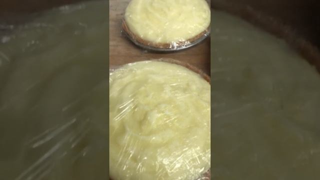 Coconut cream pies / milk sugar corn starch vanilla extract + coconut extract,sugar смотреть онлайн