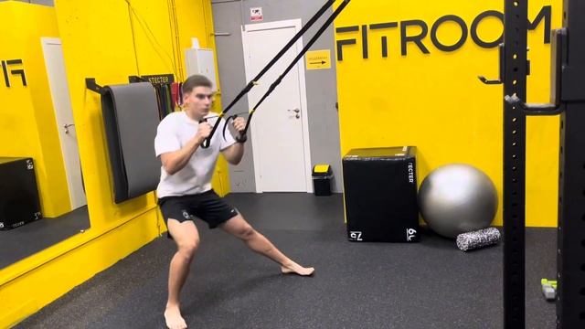 Выпады в стороны с шагом