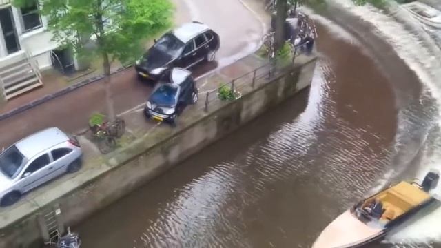 Эй это моё место! Порше столкнул машину в реку смотреть онлайн