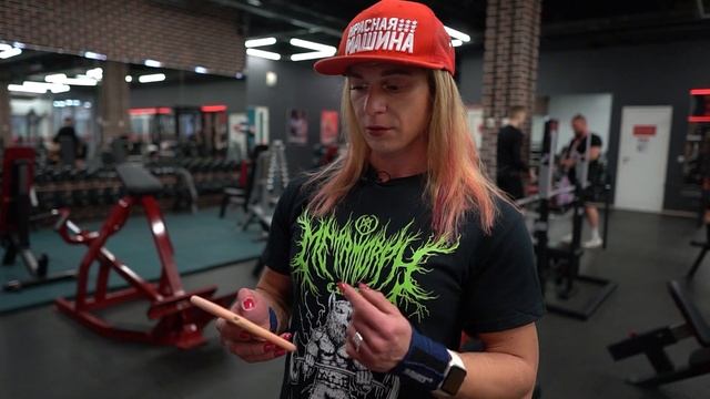 Тренировка на дельты, грудные и трицепс с сильной девушкой смотреть онлайн