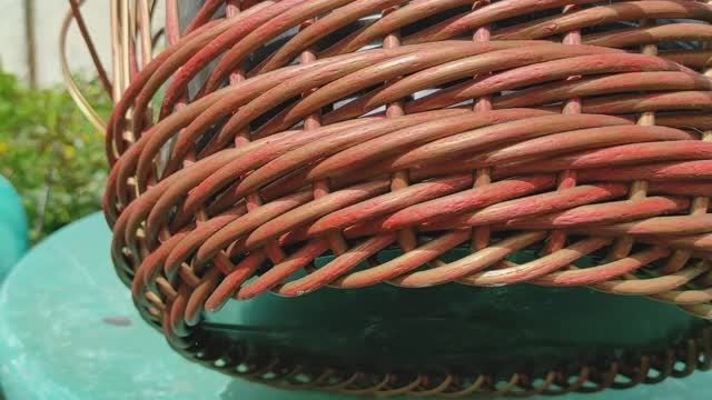 Кашпо из ротанга на 20 литров своими руками легко и просто. Новый узор #ротанг #плетение #рукоделие смотреть онлайн