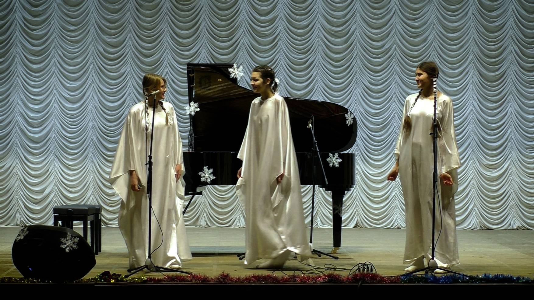 "НОВОГОДНИЕ ПУТЕШЕСТВИЯ СНЕЖИНОК (ч.1, праздничный концерт - сказка, режиссер Ирина Михаленко)