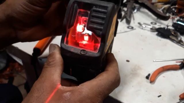 Adaptação no nível a laser da Dewalt DW088... смотреть онлайн