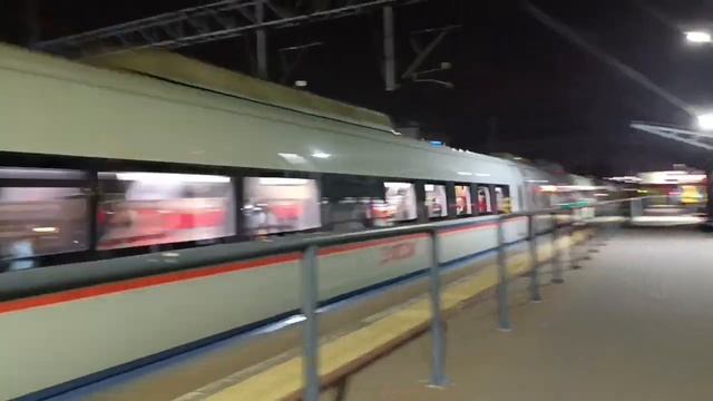 Поезд Сапсан проезжает станцию Химки