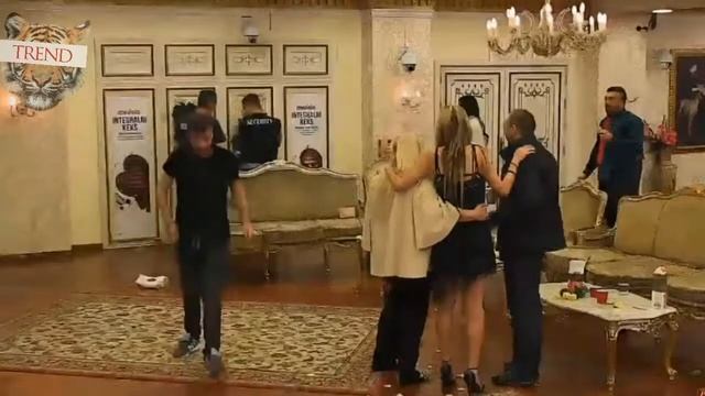 PAROVI LUDILO! Ivan Marinković i Ava Karabatić se ljube! Jelena hoće da ih smakne!!! TUČA смотреть онлайн
