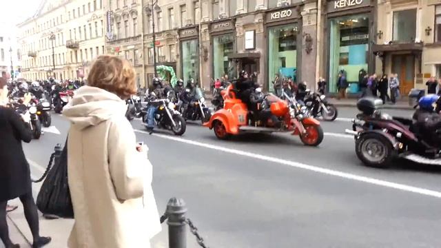 Байкеры атаковали центр Питера смотреть онлайн