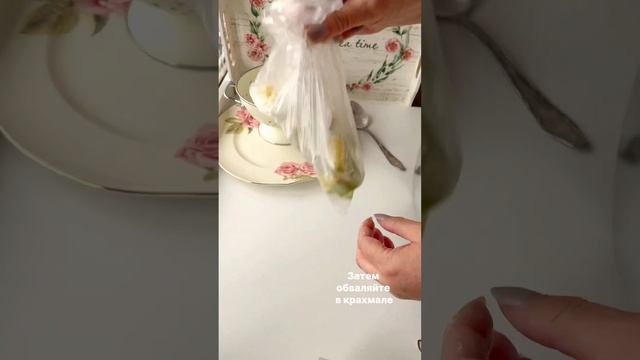 Салат с хрустящими жареными баклажанами и кабачком, очень аппетитен. Читай описание и подписывайся. смотреть онлайн