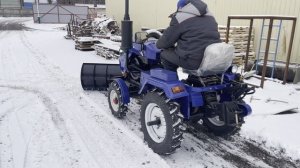 Уборка снега Отвалом 1,4 метра на ременном минитракторе Weituo T15