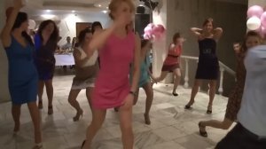 Флешмоб на новогоднем корпоративе. Света в розовом платье жгет без трусов!