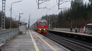 Поезд ЭП2К 145 проезжает станцию Радищево