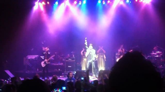 Adam Lambert - Trespassing live смотреть онлайн