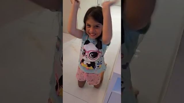 ALANA JOGA O ESCORPIÃO NA MAMÃE E ELA SE ASSUSTA смотреть онлайн