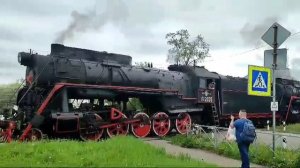 «Паровоз по рельсам мчится... «