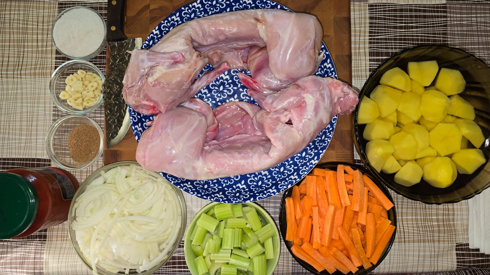 Кролик с овощами в казане. Удивительно вкусный рецепт на костре. смотреть онлайн