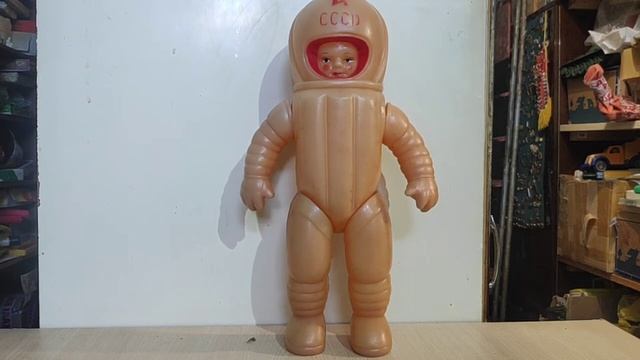 Игрушка космонавт