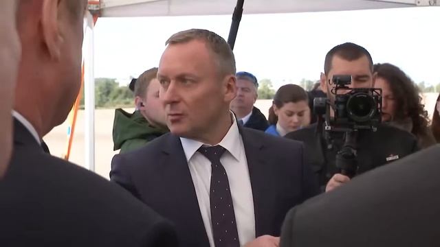 В Беларуси продолжается '''деградация''' развитие технологий: там представили муку из перьев.