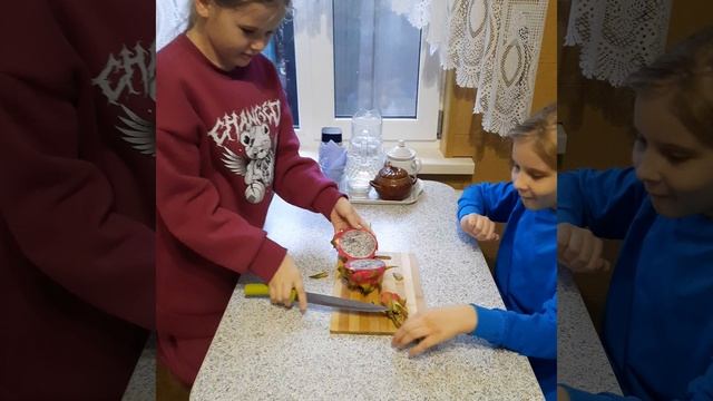 ДРАКОНИЙ ФРУКТ ИЛИ Питахая, что это и как? Пробуем впервые! смотреть онлайн