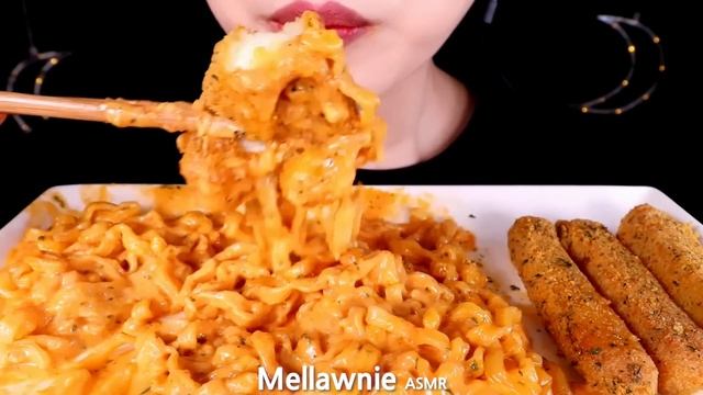 ASMR CHEESY CARBO FIRE NOODLE, MOZZARELLA CHEESE STICKS 치즈 까르보불닭볶음면, 뿌링클치즈스틱 EATING SOUNDS MUKBANG먹 смотреть онлайн