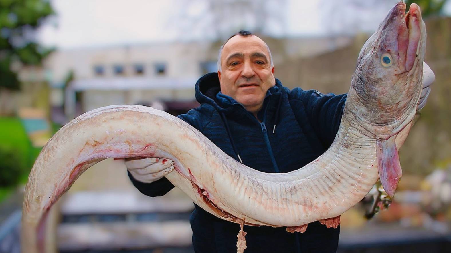 Как приготовить шашлык из рыбы на мангале / Как замариновать шашлык из рыбы в домашних условиях смотреть онлайн