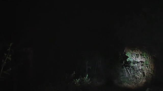 Senter XM-L2 E17 8000lumen (satu baterai) VS Senter XML-T6 E27 3800lumen (2baterai) смотреть онлайн