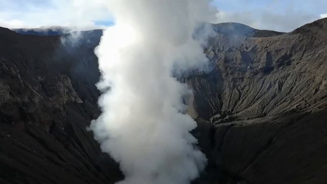 Sunrise Over Mount Bromo in Indonesia смотреть онлайн
