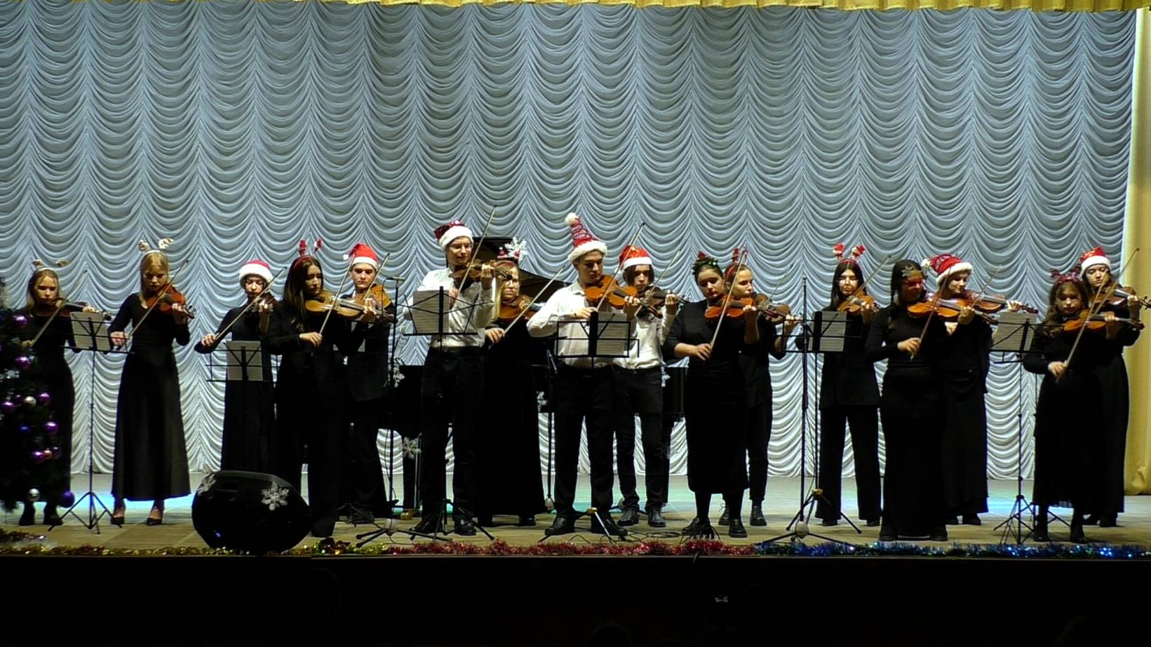 "НОВОГОДНИЕ ПУТЕШЕСТВИЯ СНЕЖИНОК (ч.2, праздничный концерт - сказка, режиссер Ирина Михаленко)