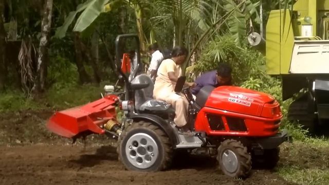 Kudumbasree worker driving KAMCO TERA TRAC Demo By KERALA AGRO Industries Corporation Vaikom смотреть онлайн