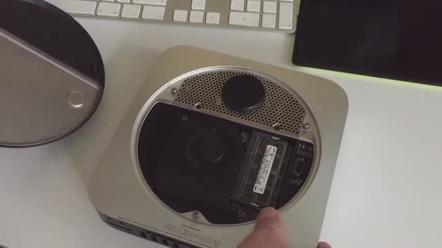 Mac Mini Model A1347, 2010 - пожалуй самый маленький компьютер из семейства Apple.