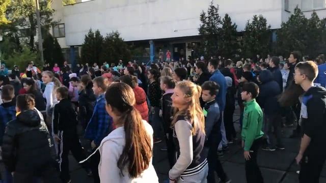 ➤ Масштабный флешмоб FunUp покатился по киевским школам. Украина смотреть онлайн