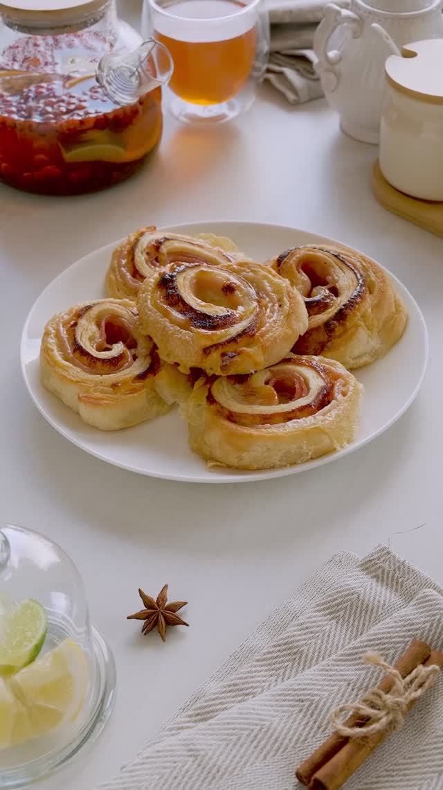 Рулетики с ветчиной, сыром и медовым соусом