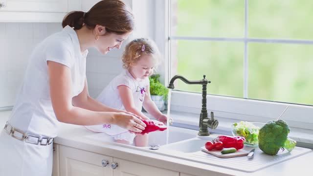 Смеситель для кухни поворотным изливом LEMARK JASMINE LM6605ORB смотреть онлайн