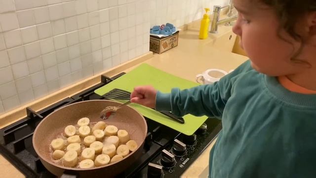 Жарим бананы! ммм... смотреть онлайн