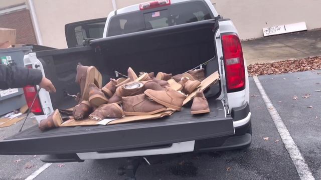 Dumpster diving found almost $2000 worth of winter shoes#viral #trending #dumpsterdiving смотреть онлайн