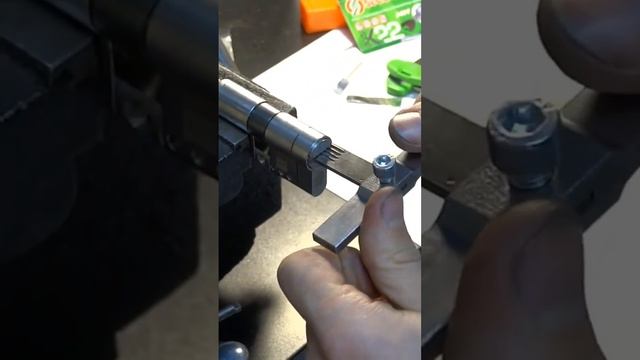 вскрытие замка k22 securemme. Цилиндр Securemme K-22. сайт: http://medvejatnik.kiev.ua смотреть онлайн