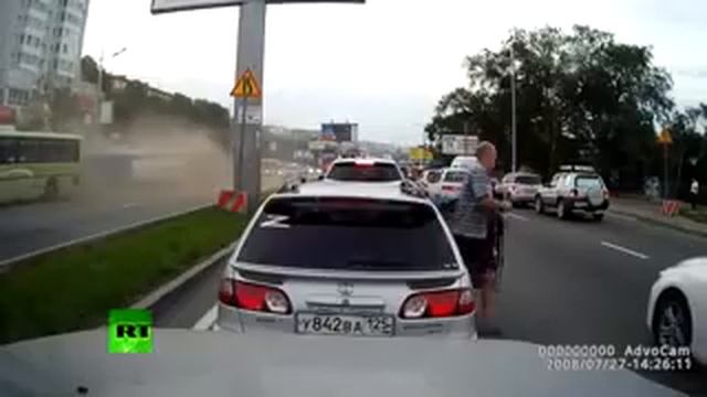 Dash-cam: Bus flies over barrier into traffic jam in Russia смотреть онлайн